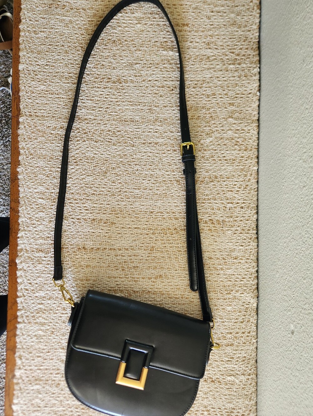 Miztique Black Saddle Crossbody Purse Bag Handbag Gold Hardware Minimalist Class